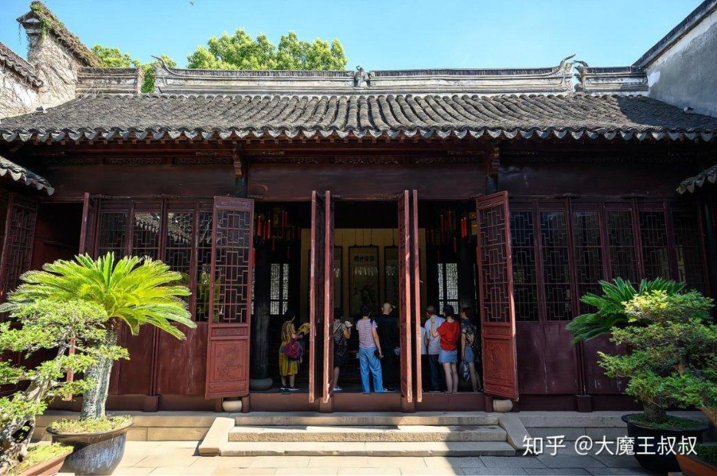 写春联送“福”字 温暖旅客回家路
